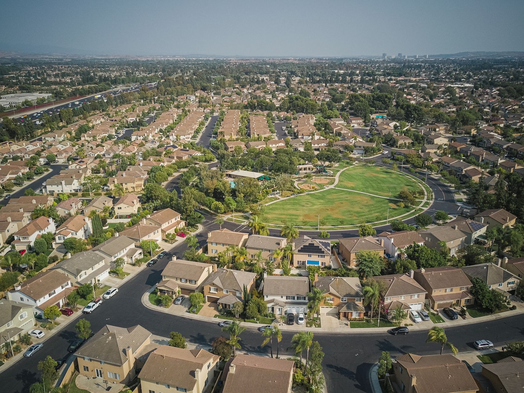 Vue aérienne d'un quartier pavillonnaire organisé autour d'un parc central